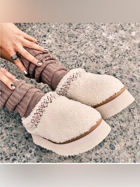 UGG Women's Tazz Slipper Heritage Braid Natural size 10 NWOT